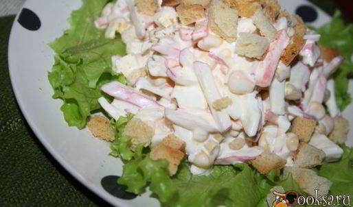 салат с крабовыми палочками и сухариками феерия
