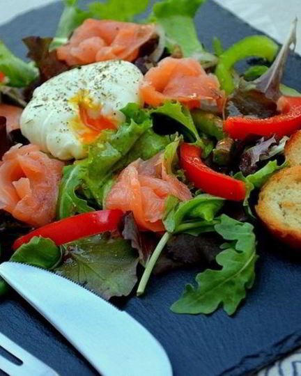 Рецепт салата с красной рыбой и яйцом-пашот