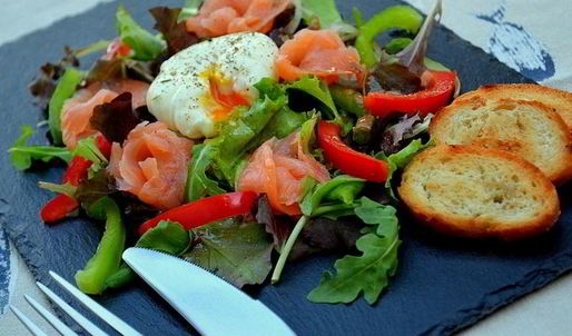 салат с красной рыбой и яйцом-пашот