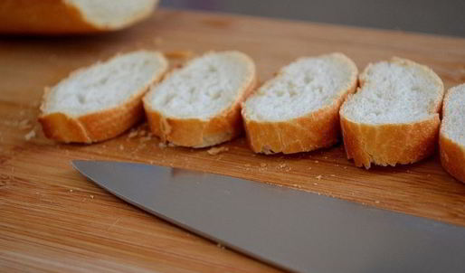 салат с красной рыбой и яйцом-пашот
