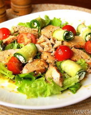Салат с курицей и огуречными роллами