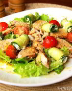 Салат с курицей и огуречными роллами