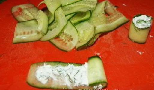 салат с курицей и огуречными роллами