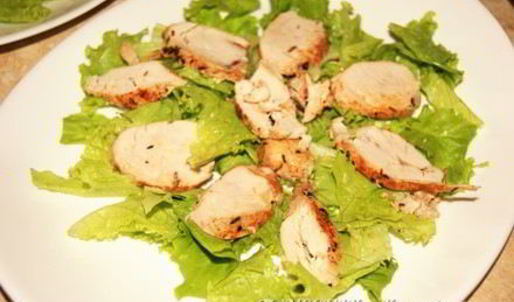 салат с курицей и огуречными роллами