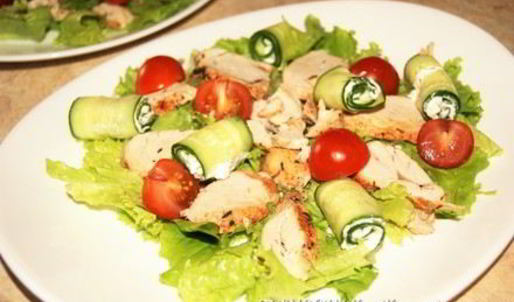 салат с курицей и огуречными роллами
