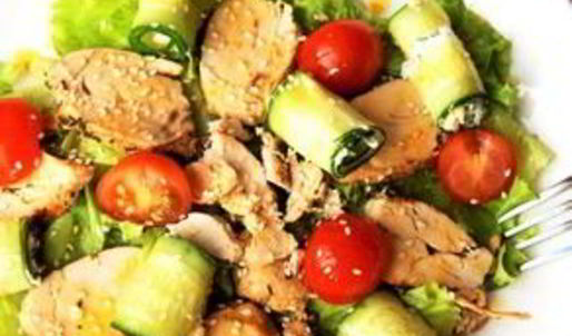 салат с курицей и огуречными роллами