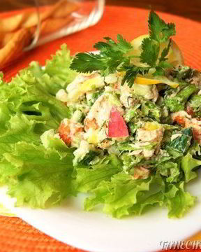 Салат с отварной красной рыбой