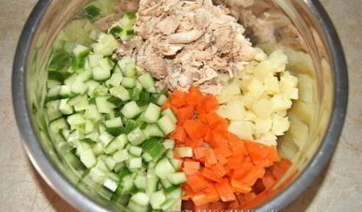 салат с отварной красной рыбой