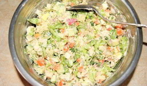 салат с отварной красной рыбой