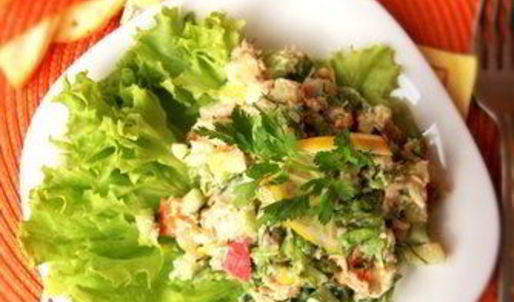 салат с отварной красной рыбой