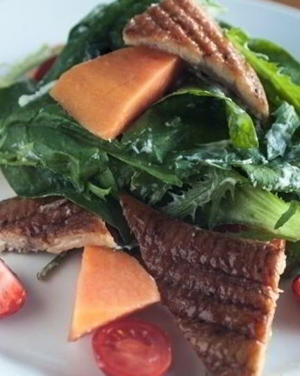 Рецепт салата с папайей, клубникой и угрем