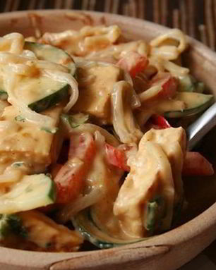 Салат с рисовой лапшой и овощами