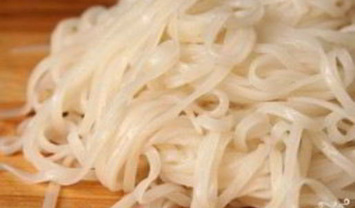 салат с рисовой лапшой и овощами