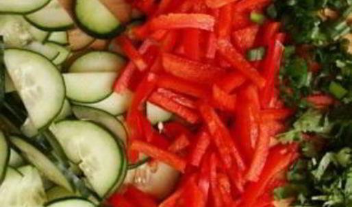 салат с рисовой лапшой и овощами