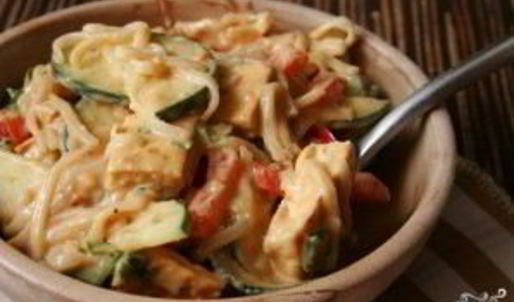 салат с рисовой лапшой и овощами