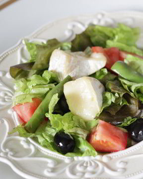 Салат с теплым сыром