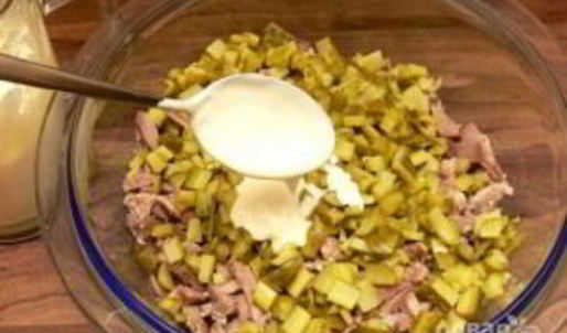 салат с языком и огурцом