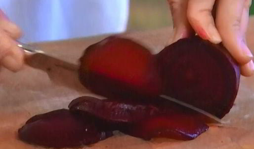 салат со свеклой, инжиром и кедровыми орешками