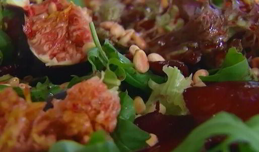 салат со свеклой, инжиром и кедровыми орешками