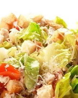 Классический салат Цезарь с курицей и сыром пармезан