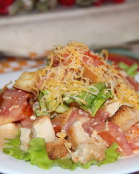 Салат с сухариками Цезарь