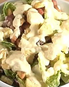 Салат Цезарь c анчоусами и беконом