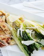 Салат Цезарь легкий