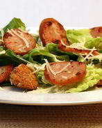 Салат Цезарь с колбасой