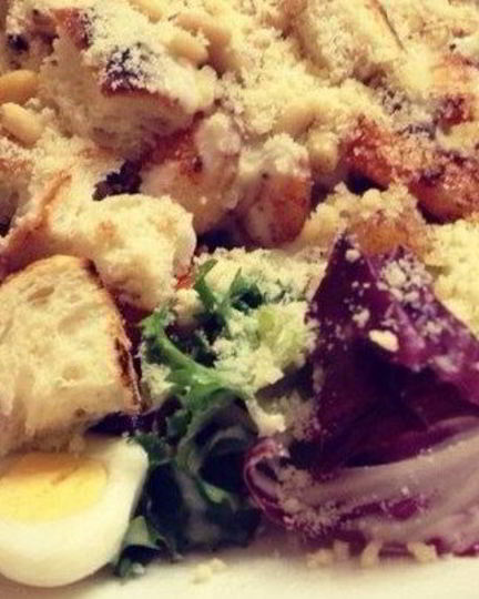 Рецепт салата цезарь с креветками и перепелиными яйцами