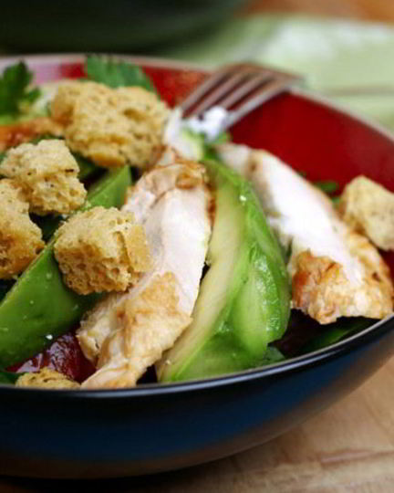 Рецепт салата цезарь с куриной грудкой и авокадо