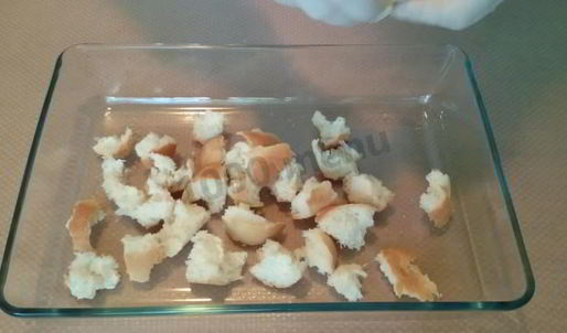 салат цезарь с курицей и домашними сухариками