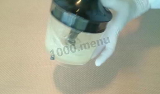 салат цезарь с курицей и домашними сухариками