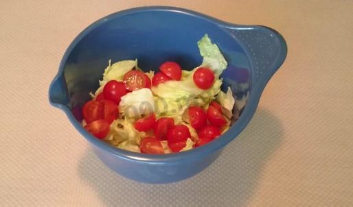 салат цезарь с курицей и домашними сухариками