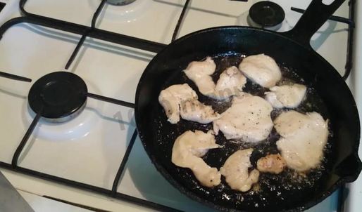 салат цезарь с курицей и домашними сухариками