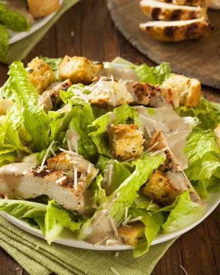 Рецепт салата цезарь с курицей и гренками