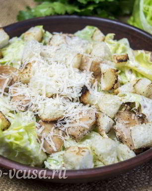 Салат Цезарь с курицей и сухариками