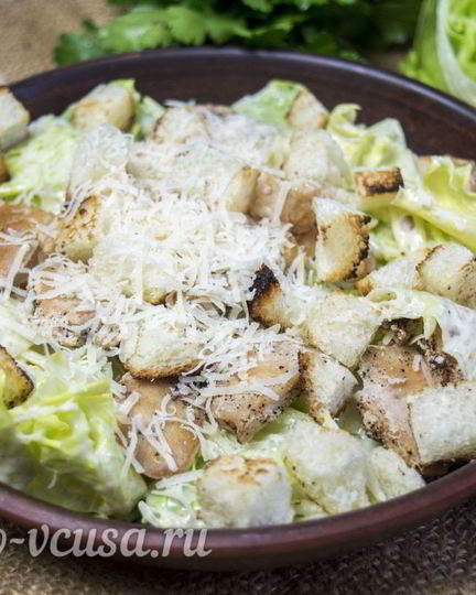 Рецепт салата цезарь с курицей и сухариками