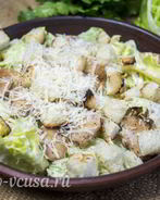 Салат Цезарь с курицей и сухариками