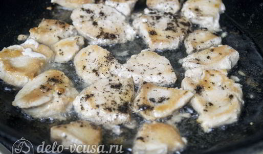 салат цезарь с курицей и сухариками