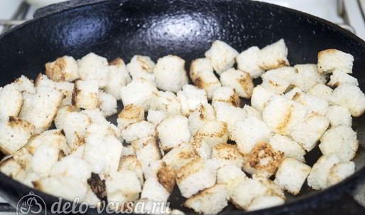 салат цезарь с курицей и сухариками