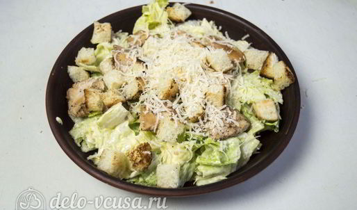 салат цезарь с курицей и сухариками
