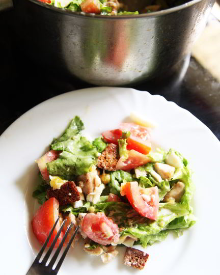 Рецепт салата цезарь с курицей, овощами и сыром