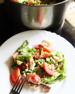 Салат Цезарь с курицей, овощами и сыром