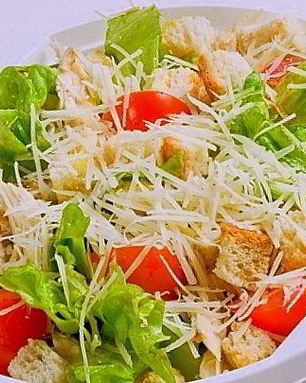 Салат Цезарь с курицей с помидорами