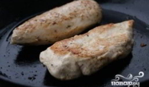 салат цезарь с курицей с помидорами