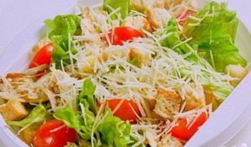 салат цезарь с курицей с помидорами