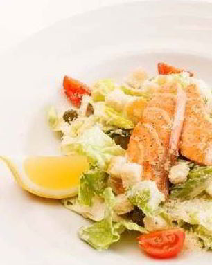 Салат цезарь с лососем