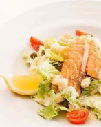 Салат цезарь с лососем