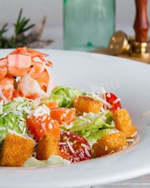Салат цезарь с семгой и креветками