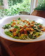 Салат Цезарь с заправкой из тофу